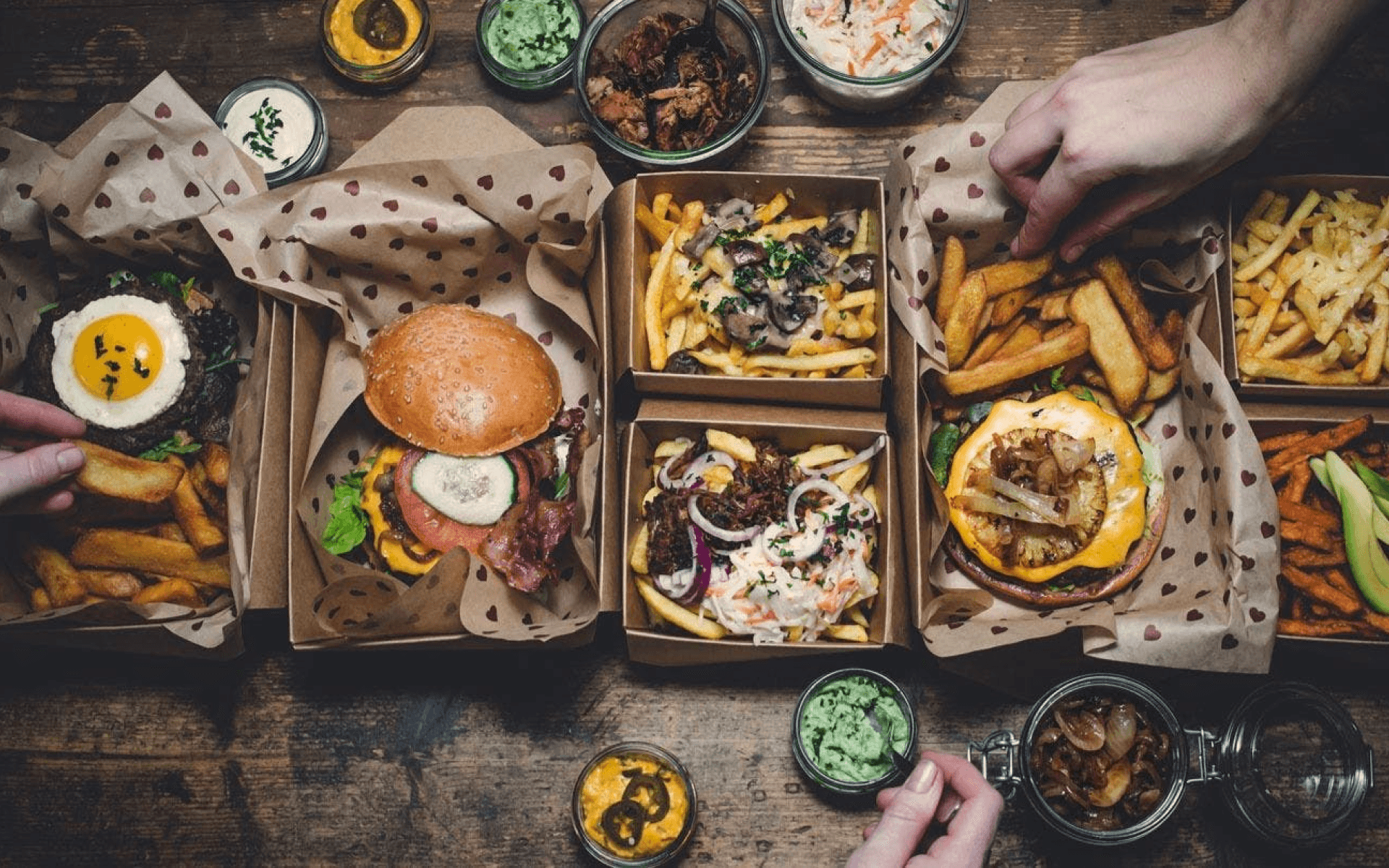 Burger und Pommes und Dips